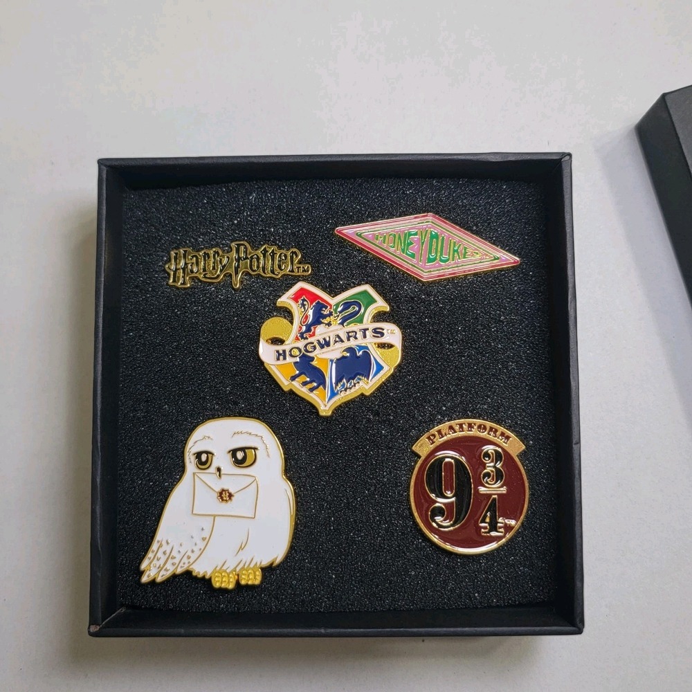 Hogwarts Harry Potter Pin Collection Set Of 5 Pins NEW Hedwig